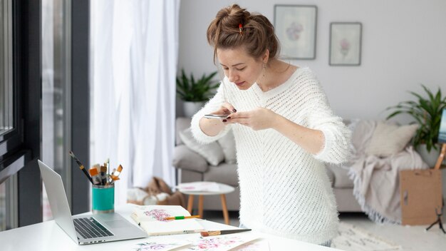 Vrouw maakt een vlog van haar tekeningen