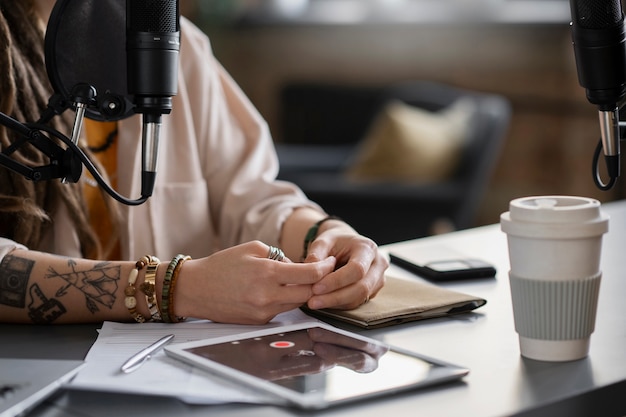 Vrouw maakt podcast in studio