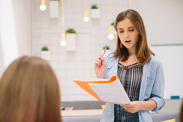 Vrouw maakt verslag in de klas