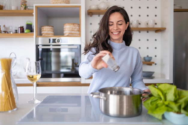 Vrouw maaltijd bereiden in de keuken