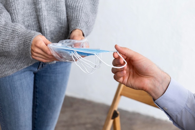 Vrouw medische maskers uitdelen tijdens een groepstherapie sessie