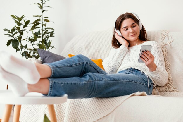 Vrouw mediteren binnen portret