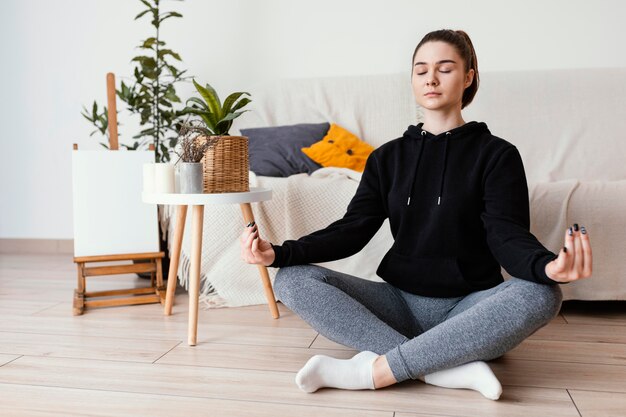 Vrouw mediteren binnen