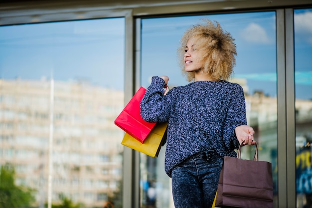 Vrouw met aankopen in de winkel