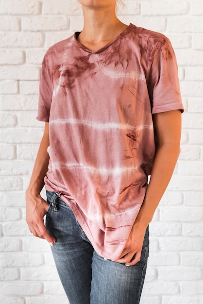 Vrouw met abstracte natuurlijke gepigmenteerde t-shirt