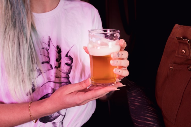Gratis foto vrouw met ambachtelijke bier in bar