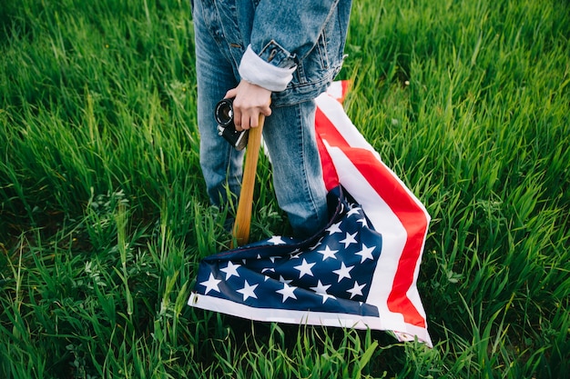 Vrouw met Amerikaanse vlag die op gras blijft