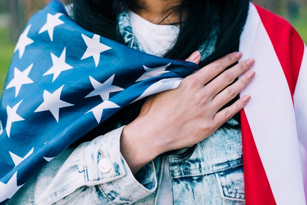 Vrouw met Amerikaanse vlag op schouders