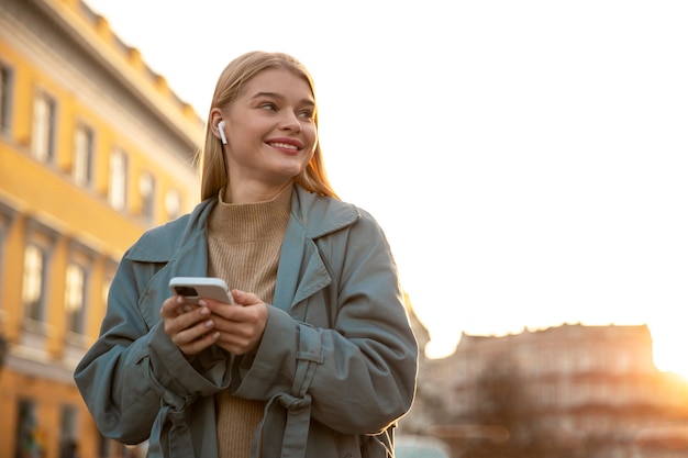 Gratis foto vrouw met apparaat medium shot