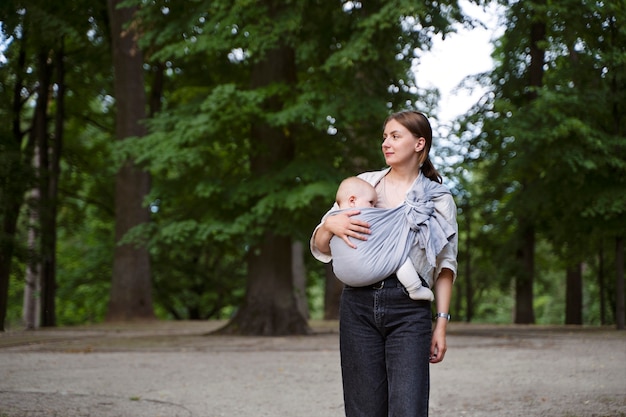 Gratis foto vrouw met baby buiten vooraanzicht