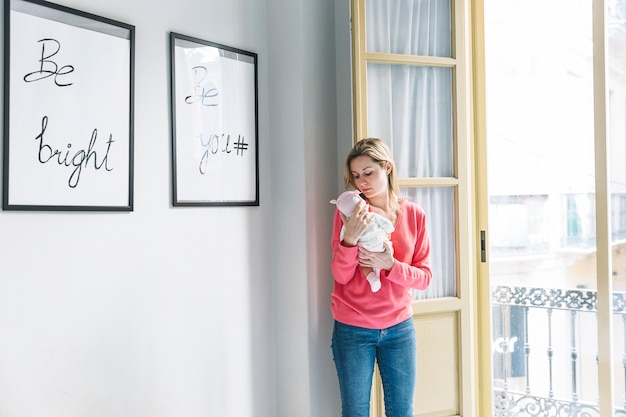 Gratis foto vrouw met baby en frames