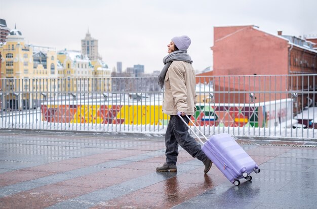 Gratis foto vrouw met bagage op straat