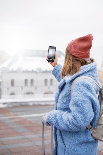 Gratis foto vrouw met bagage op straat