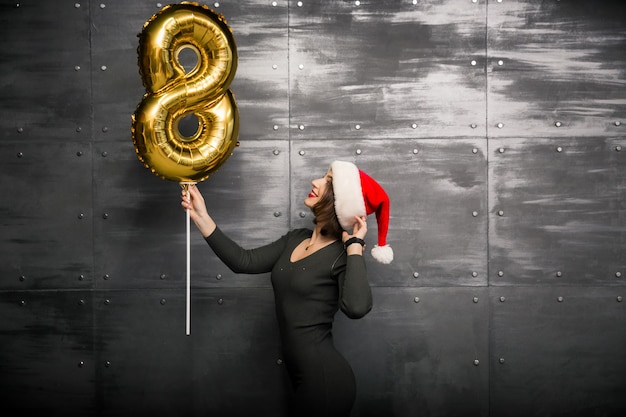Gratis foto vrouw met ballonnen op een nieuw jaar