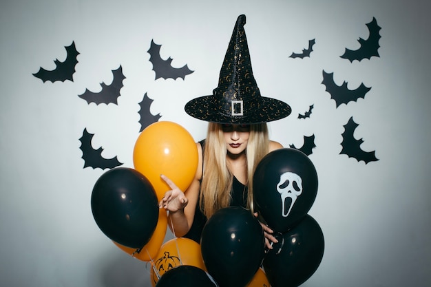 Gratis foto vrouw met ballonnen voor halloween decoratie