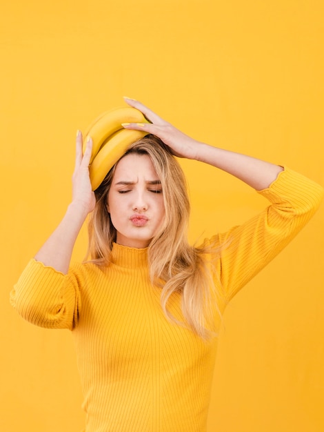 Vrouw met bananen op haar hoofd