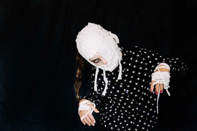 Vrouw met bandages in donkere kamer