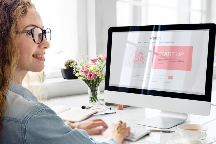 Gratis Foto vrouw met behulp van de computer