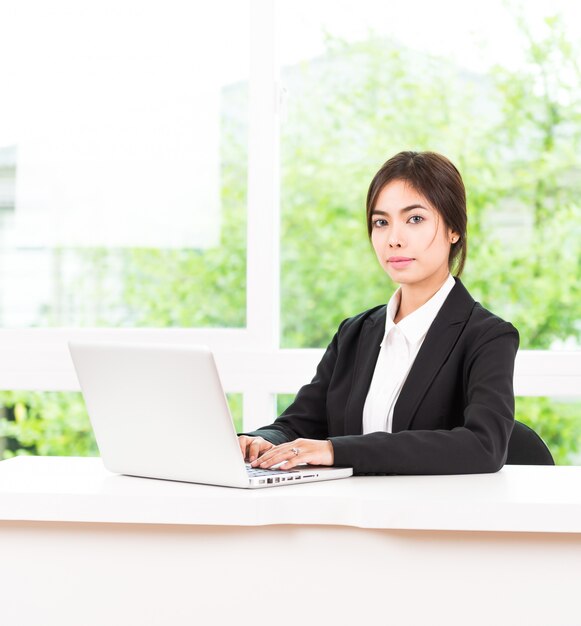 Vrouw met behulp van de computer