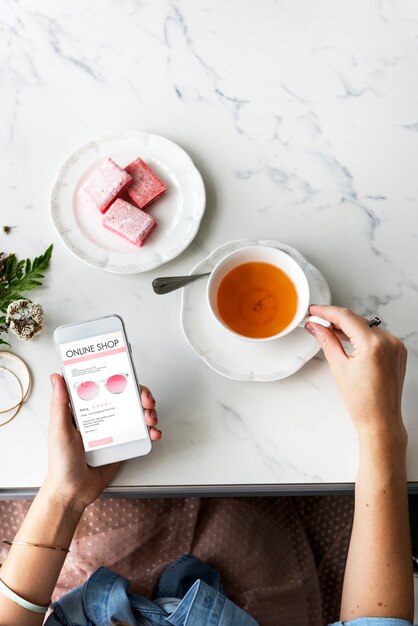 Vrouw met behulp van de mobiele telefoon