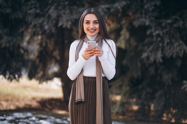 Vrouw met behulp van de telefoon buiten de straat