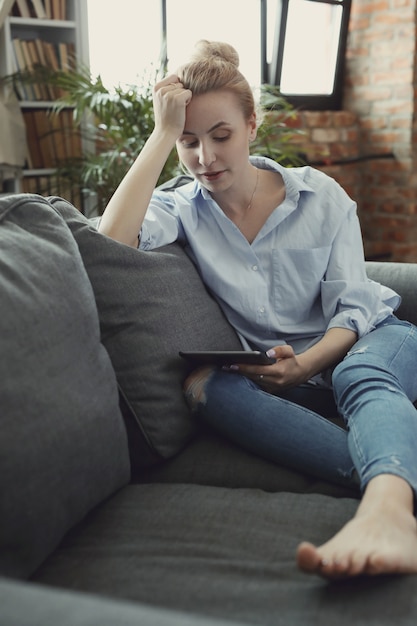 vrouw met behulp van digitale tablet of smartphone