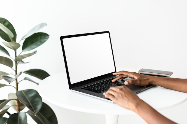 Vrouw met behulp van een laptop met een leeg scherm