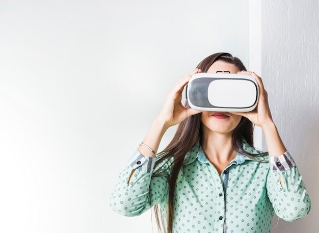 Gratis foto vrouw met behulp van een vr-headset