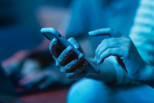 Vrouw met behulp van haar smartphone terwijl thuis