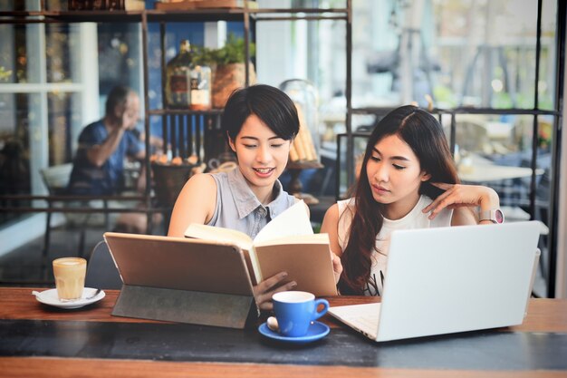 vrouw met behulp van laptop jonge dame