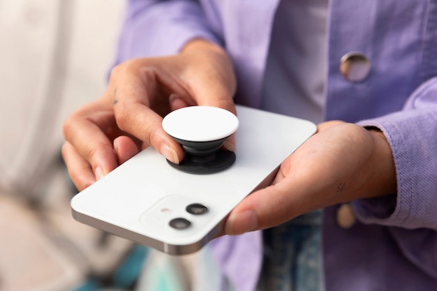 Vrouw met behulp van smartphone met pop-socket