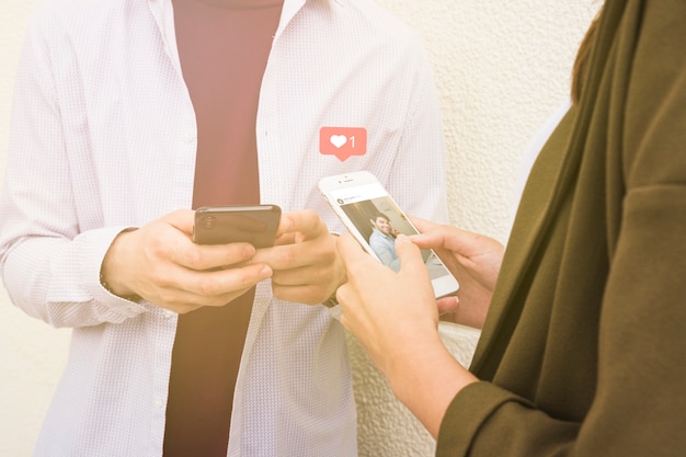 Gratis foto vrouw met behulp van sociale netwerktoepassing op mobiele telefoon