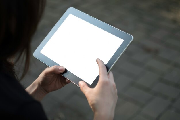 Vrouw met behulp van tablet in de tuin