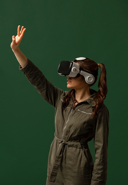 Gratis foto vrouw met behulp van virtual reality-bril