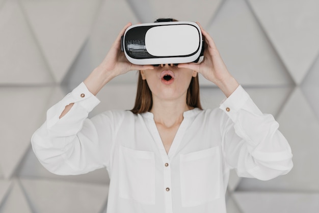 Vrouw met behulp van virtual reality headset en versteld staan