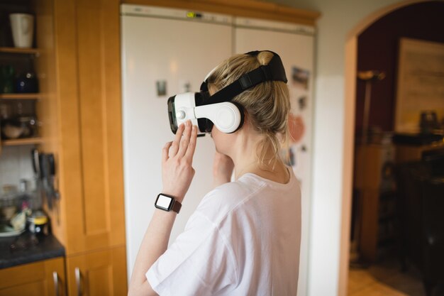 Gratis foto vrouw met behulp van virtual reality headset