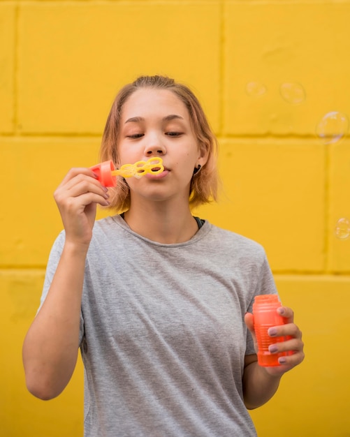 Gratis foto vrouw met bellenstuk speelgoed