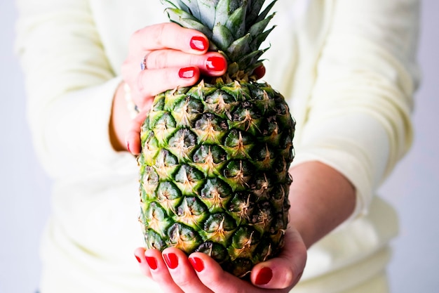 Vrouw met biologisch ananas zomerfruit