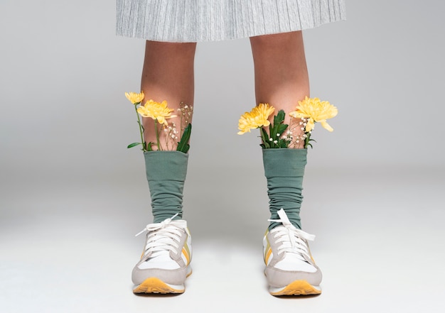 Vrouw met bloemen op sokken close-up