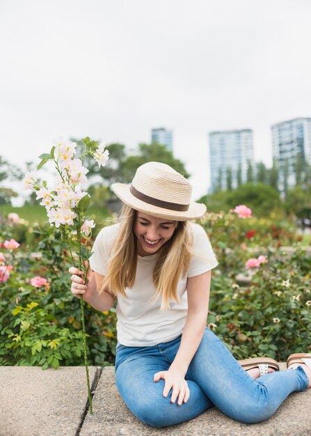 Vrouw met bloemenboeket het lachen