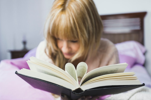 Gratis foto vrouw met boek met hart