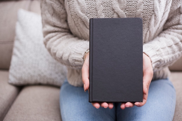 Gratis foto vrouw met boek voorbladsjabloon