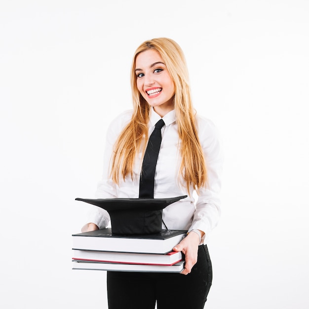 Gratis foto vrouw met boeken en baret