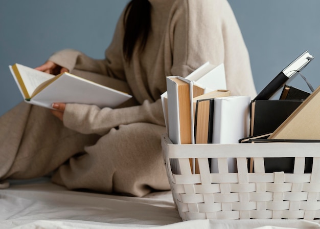 Gratis foto vrouw met boeken in mand close-up