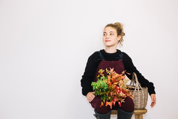 Vrouw met boeket en mand