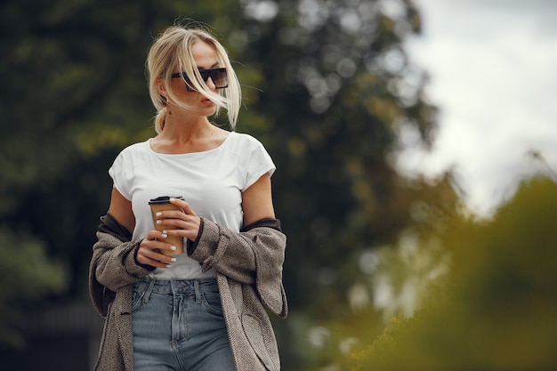 Gratis foto vrouw met boodschappentassen in een zomerstad