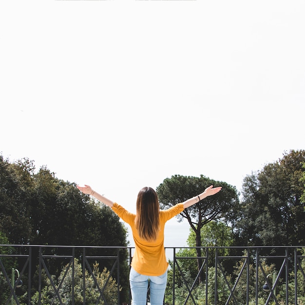 Gratis foto vrouw met brede geopende armen