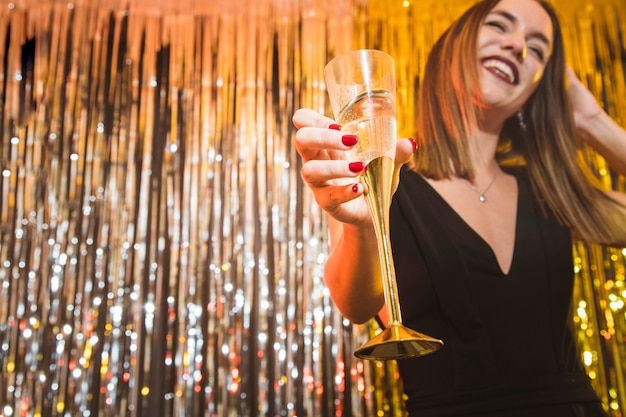 Vrouw met champagne bij nieuwe jaarvieringen