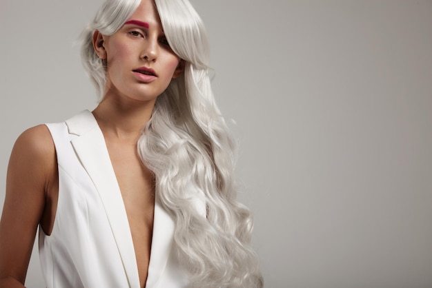 Vrouw met creatief gekleurd haar en roze make-up
