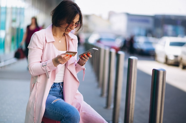 Vrouw met creditcard